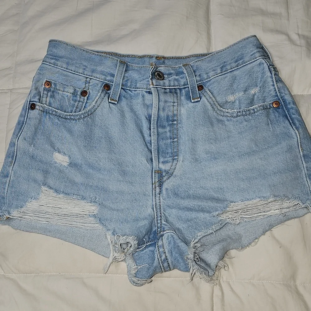 Womens 501 Levi Distressed Shorts. 2